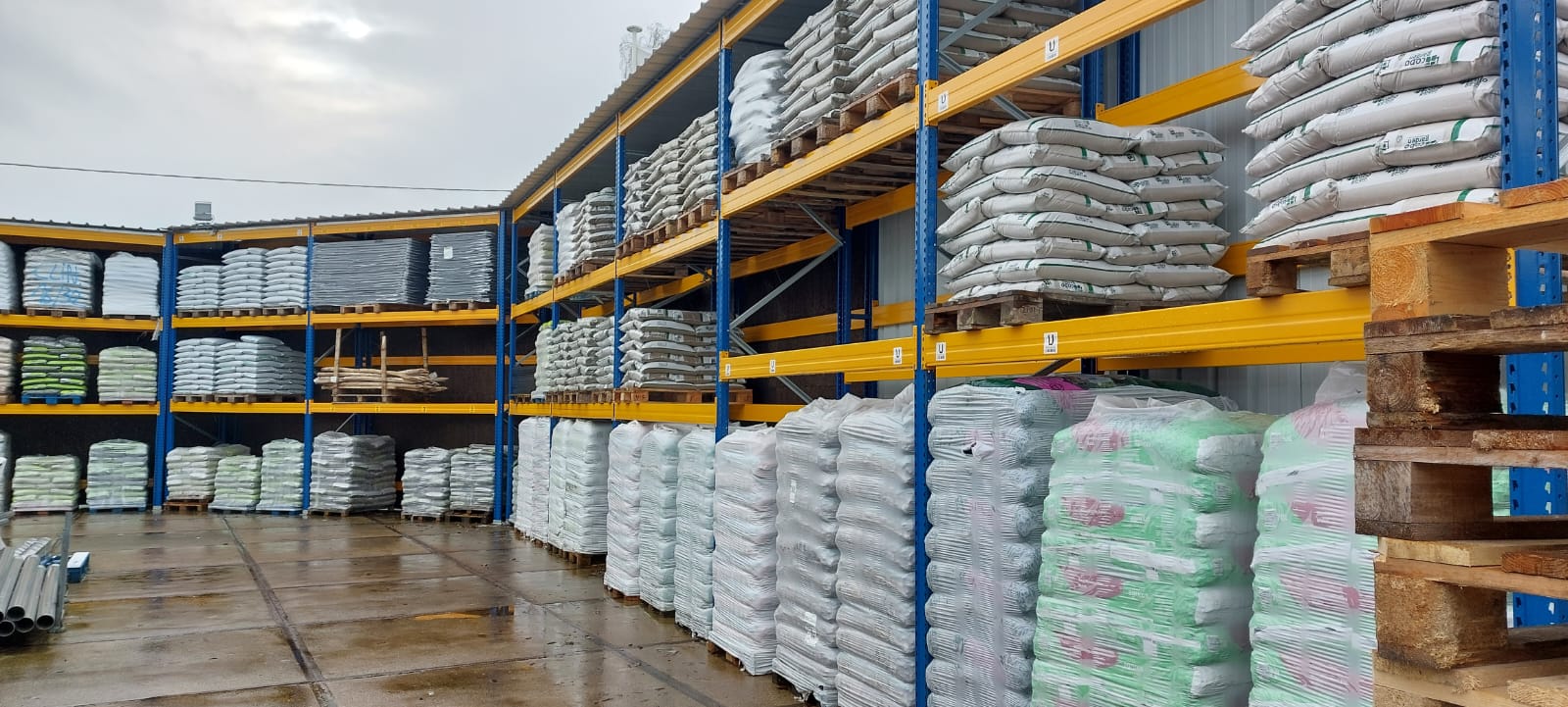 Meststoffen en kiezel in zak