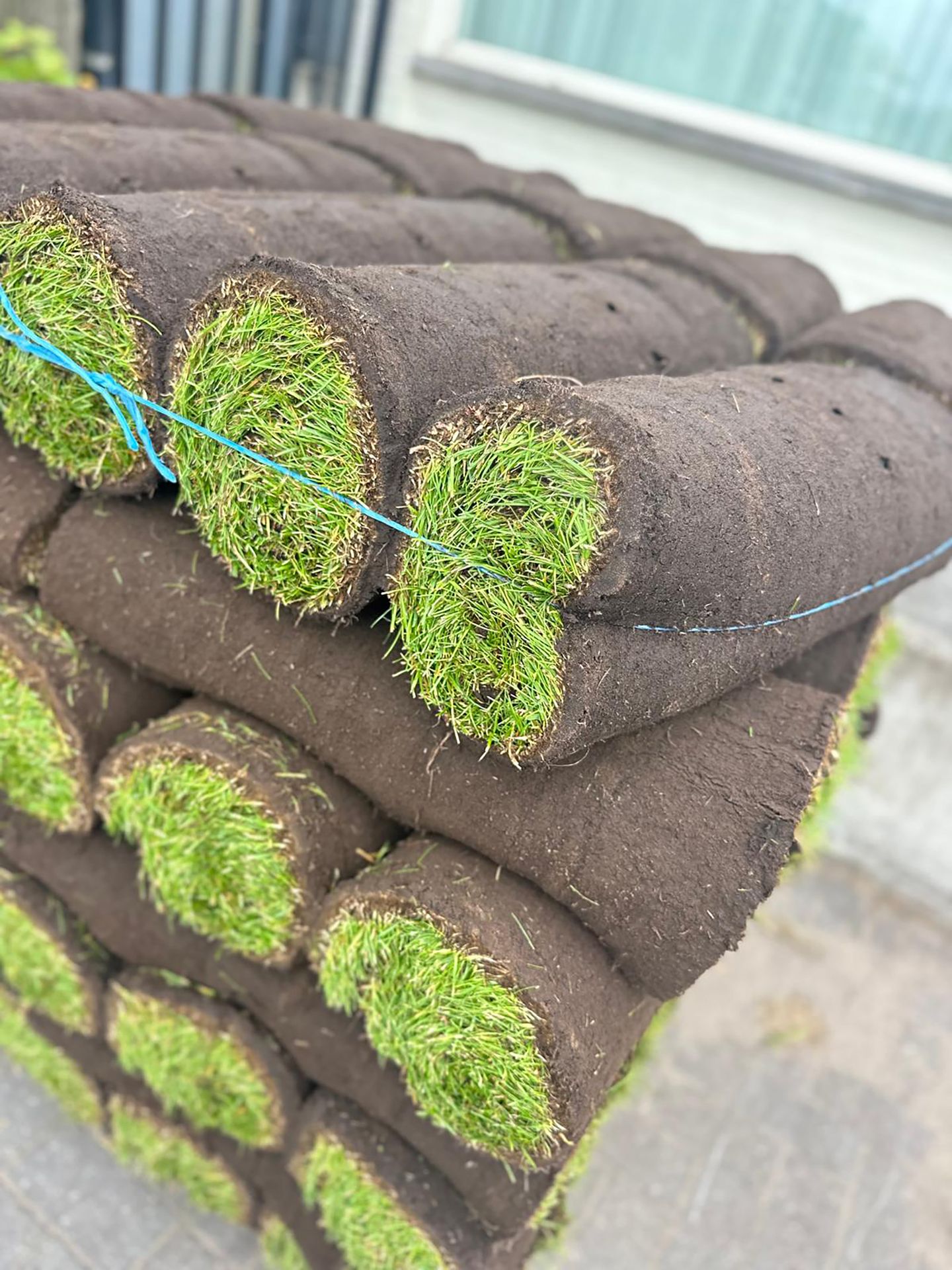 verse opgerolde graszoden klaar voor ophaling voor aanleg van nieuw gazon