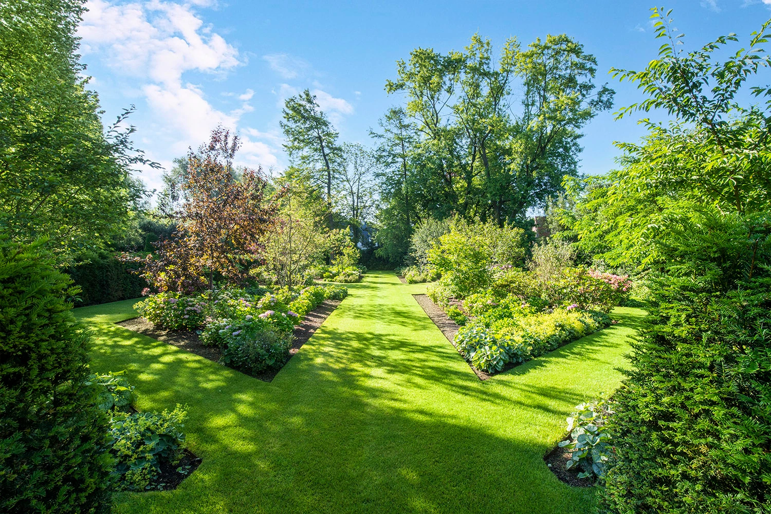 strakke grasmat na tuinaanleg in particuliere tuin