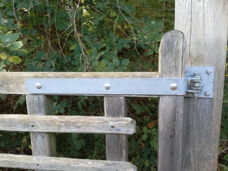 [SCHRNSTSTNICGR] VERSTELBAAR POORTBESLAG VUURVERZINKT 120 x 5 CM (DIKTE 8 mm) - st